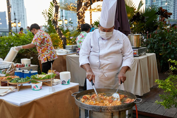 Delight in the 21st “Raan Dung Ross Ded: RDRD Street Food Buffet Under the Stars @Poolside” of Shangri-La Bangkok